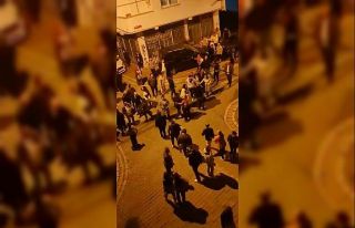 Esenyurt’ta asker eğlencesinde gençler birbirine...