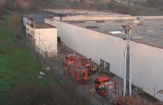 Esenyurt’ta AVM deposunda yangın paniği