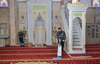 Esenyurt’ta ibadethaneler dip köşe temizleniyor