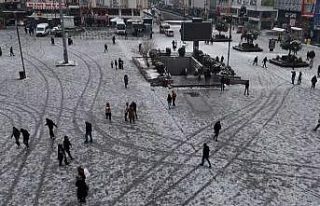 Esenyurt’ta polis ile vatandaşlar kar topu oynadı