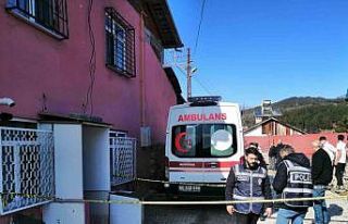 Eşine bıçak çektiği için oğlunu öldürmüş