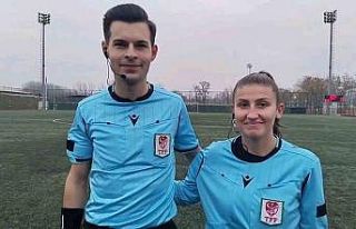 Eşiyle birlikte futbol maçı yönetti
