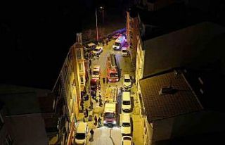 Evdeki kanepeyi yaktı, 2 kişi dumandan etkilendi