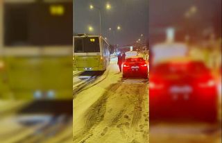 Eyüpsultan’da karlı havada otomobiller kaza yaptı,...