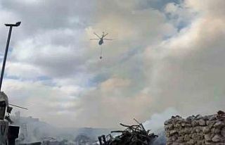 Fabrika yangınına helikopterlerle havadan müdahale...