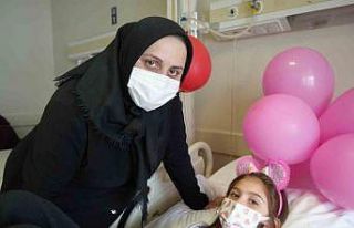 Fedakar anne, 8 yaşındaki kızına böbreğini verdi