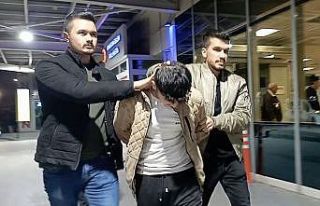 Filmden etkilenip kadının elindeki telefonu çalan...