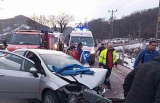 Filyos liman yolunda iki otomobil kafa kafaya çarpıştı:...