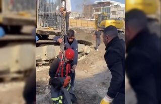 Fore kazık kuyusuna düşen kedi itfaiye ekipleri...