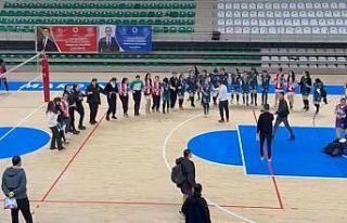 Futsal finalinde kazanan ve kaybeden takımlar halayda...