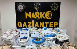 Gaziantep’te operasyon yapılan araçtan çuvallar...