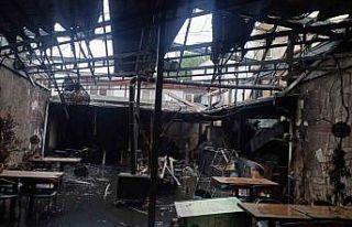 Gece yarısı restoranda çıkan yangın yan eve sıçardı