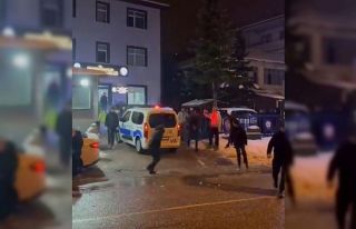 Gençler karakolda polislerle kartopu oynadı
