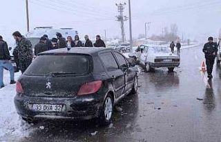 Gevaş’ta otomobiller çarpıştı: 2 yaralı