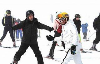 Görme engelliler Erciyes’te kayak yaptı