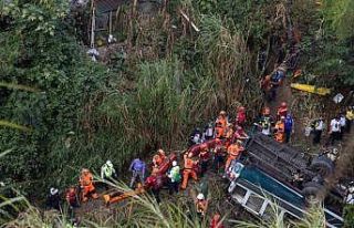 Guatemala’da yolcu otobüsü köprüden düştü:...