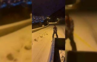 Gümüşhane’de tarihi mahallenin yolunda kayak...