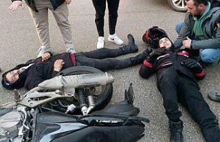 Hafif ticari araç ile motosiklet çarpıştı: 2...