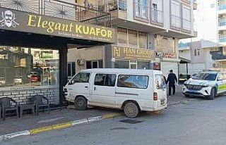 Hafif ticari aracın çarptığı kamyonet kuaförün...