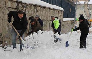 Hakkari çarşısında karla mücadele sürüyor