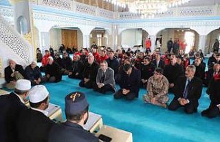 Hakkari deprem şehitlerini unutmadı