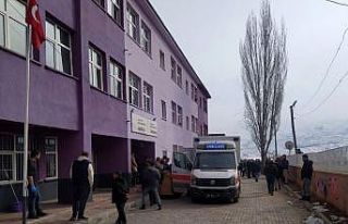 Hakkari’de 34 öğrenci gıda zehirlenmesi şüphesiyle...