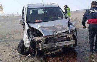 Hakkari’de otomobille kamyonet çarpıştı: 2 yaralı