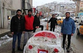 Hakkarili esnaf kardan araba yaptı