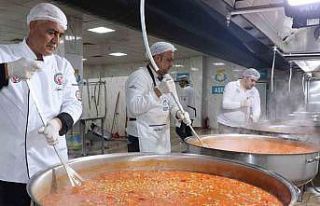 Haliliye’de sıcak yemek dağıtımı sürüyor