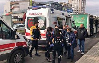 Halk otobüsü ani fren yapınca 3 yolcu yaralandı