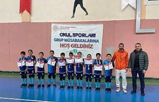 Hamur Adımova Ortaokulu voleybol takımı bölge...