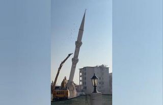 Hasarlı minare iş makinesinin dokunuşuyla yerle...