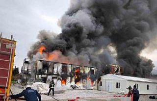 Hatay’da konteyner yemekhane alevlere teslim oldu