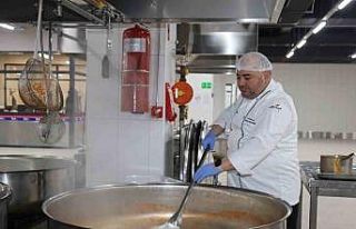 Her gün bin ihtiyaç sahibine yemek