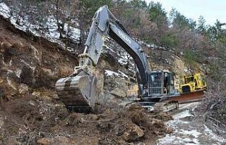 Heyelan köy yolunu kapattı