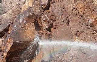 Heyelanlı sahayı itfaiye suyu ile ulaşıma açtılar