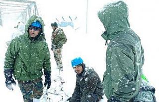 Hindistan’da çığ: 41 kişi kar altında mahsur...