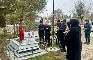 Hisarcık’ta şehit asker Arık, mezarı başında...