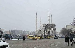 Iğdır’a beklenen kar yağışı başladı