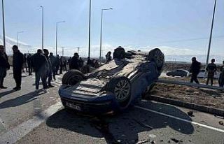 Iğdır’da minibüs ara yoldan çıkan otomobile...