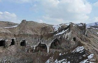 Iğdır’daki Tuz Mağaraları kış aylarında ziyaretçilerini...