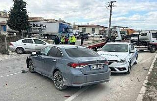 İki otomobilin çarpışması sonucu sürücüler...