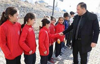 İl Müdürü Ahmet Çelebi, başarılı sporcuları...