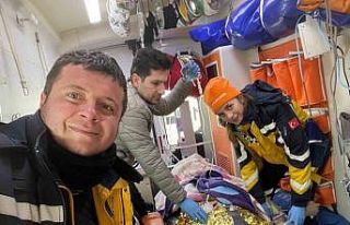 İl Sağlık Müdürü Özdemir depremzedeyi, depremzede...