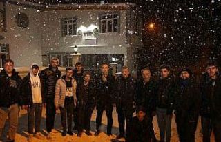 İlçenin yüksek köyüne gitti, yolları açık...