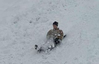 İlk defa karla buluşan öğrenciler kar keyfini...