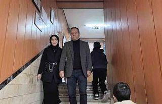 İlkokul öğretmeni ile aynı okulda mesai arkadaşı...