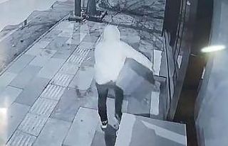 İş yeri önündeki dolabı çaldı, o anlar kamerada