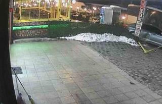 İşçi servisinin kırmızı ışıkta bekleyen araçlara...