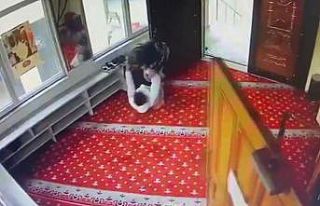 İstanbul’da bir kişi cami içerisinde çocuğu...
